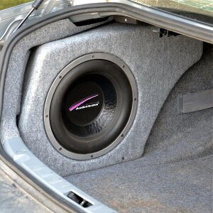 Subwoofer im Kofferraum eines BMW 3 E92 Coupé, speziell für den Einbau ohne Gehäuse.