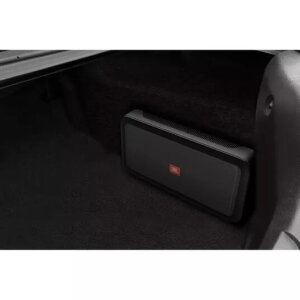 Car Audio Subwoofer im Kofferraum für kraftvollen Sound.