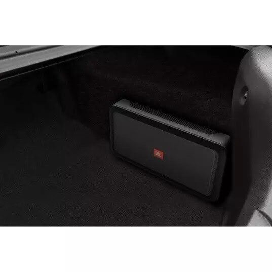 Car Audio Subwoofer im Kofferraum für kraftvollen Sound.