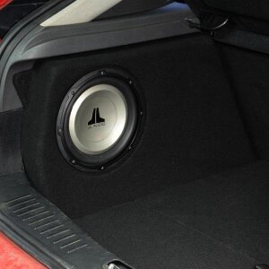 Car Subwoofer im Kofferraum eines Ford Focus Mk2, ideal für verbesserten Sound.