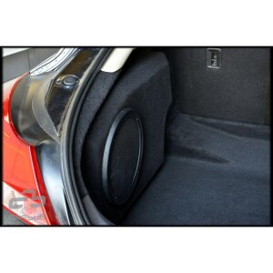 Subwoofer im Kofferraum eines Opel Insignia Hatchback 2008, perfekt für verbesserten Bass.