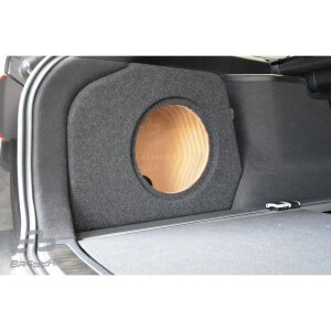 Subwoofer-Ohrenschutz im Kofferraum eines Toyota Avensis Wagon 2009.