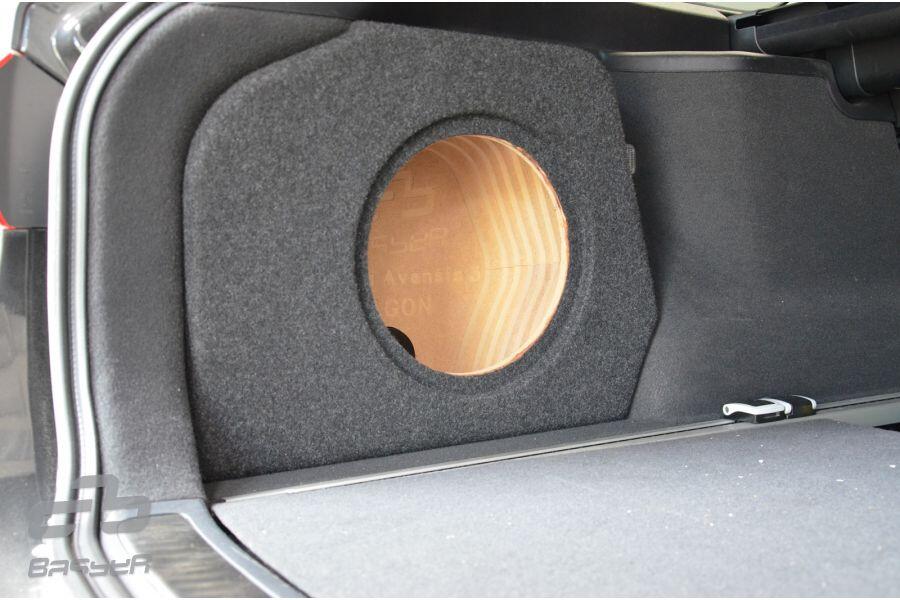 Subwoofer-Ohrenschutz im Kofferraum eines Toyota Avensis Wagon 2009.