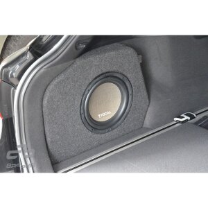 Subwoofer im Kofferraum eines Toyota Avensis 3 Wagon, speziell für 2009 Modell.