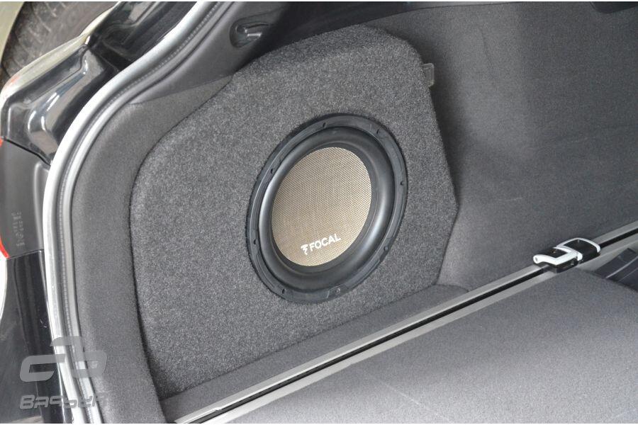 Subwoofer im Kofferraum eines Toyota Avensis 3 Wagon, speziell für 2009 Modell.