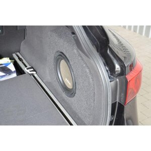 Subwoofer im Kofferraum eines Toyota Avensis Wagon, seitlich.