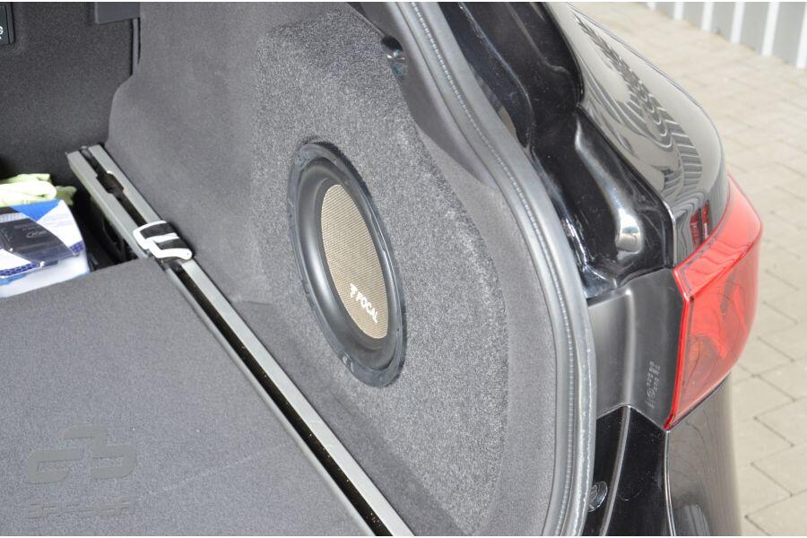 Subwoofer im Kofferraum eines Toyota Avensis Wagon, seitlich.
